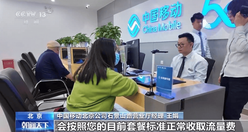 环卫工人清扫落叶 保养都市生态整洁
